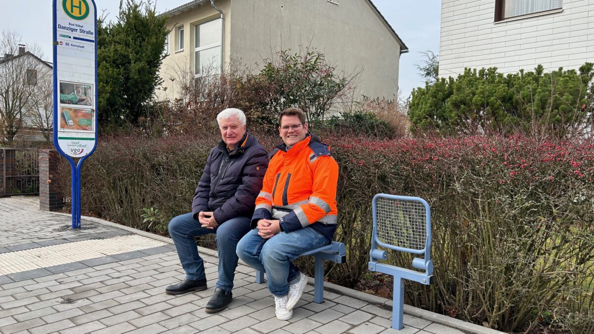 Bildunterschrift: Ortsvorsteher Peter Schenk und Bürgermeister Sebastian Wysocki an der neu barrierefrei gestalteten Bushaltestelle „Danziger Straße“.