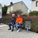 Bildunterschrift: Ortsvorsteher Peter Schenk und Bürgermeister Sebastian Wysocki an der neu barrierefrei gestalteten Bushaltestelle „Danziger Straße“.